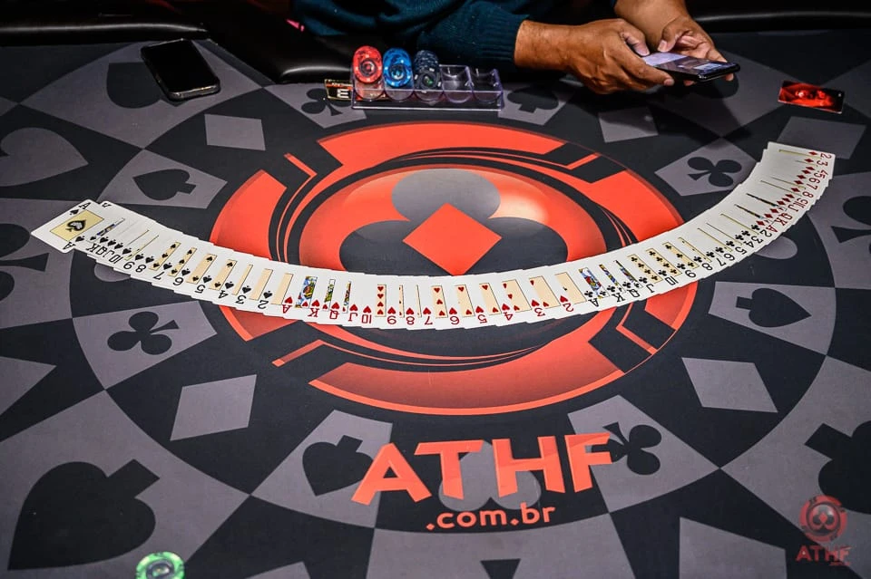 Mesa oficial da ATHF com o baralho aberto sobre o feltro