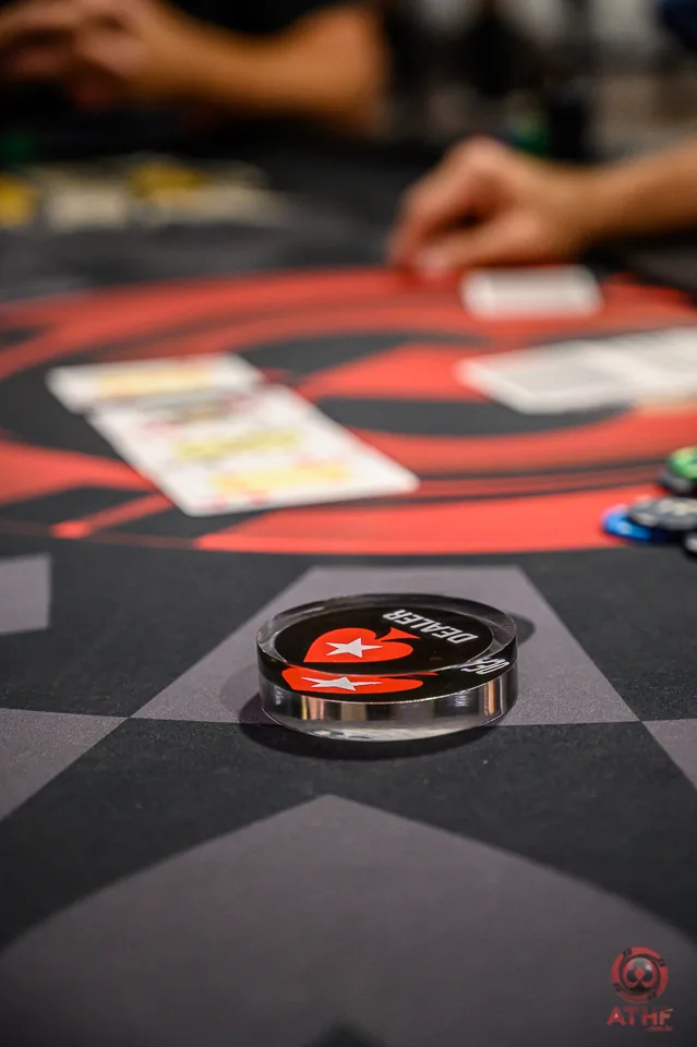 Botão de dealer sobre a mesa oficial ATHF