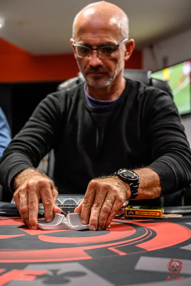 Jogador conferindo as cartas na mesa ATHF