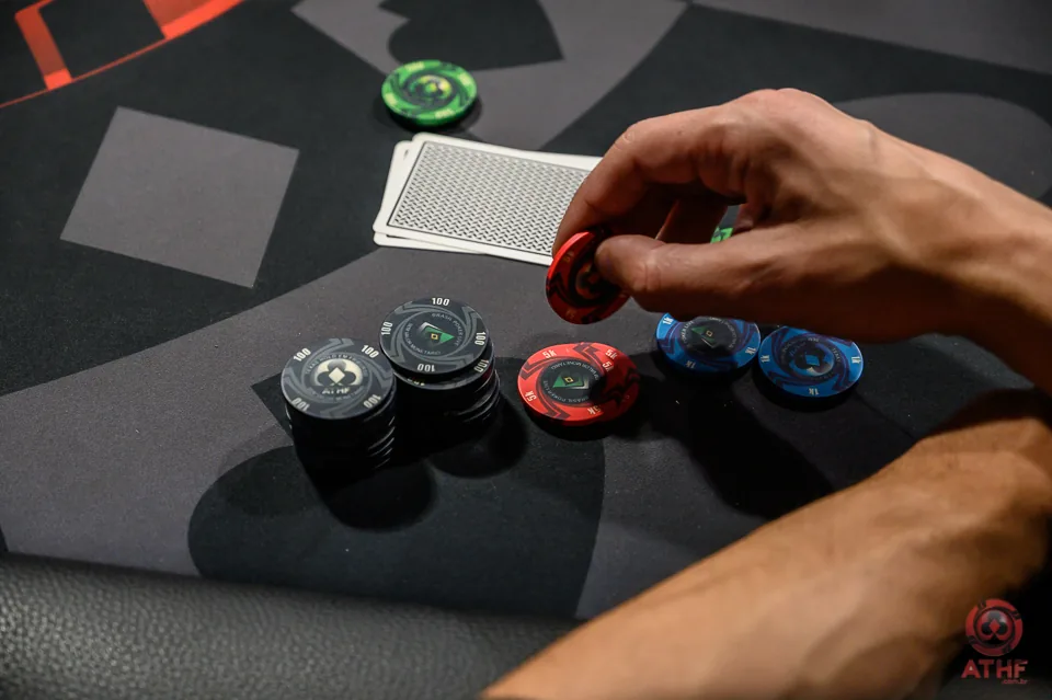 Fichas e cartas na mesa durante uma mão