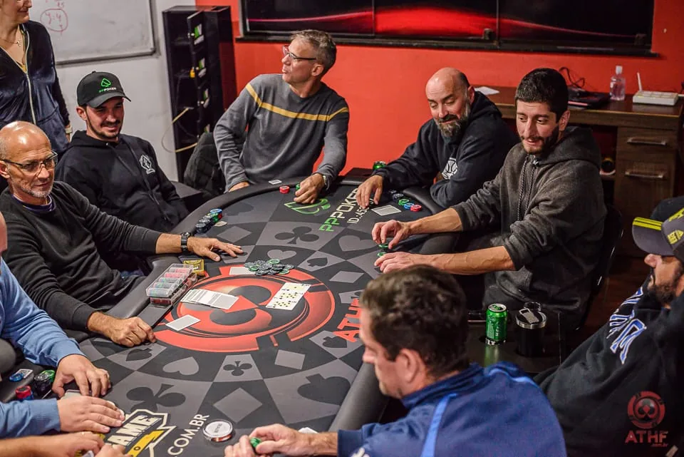 Mesa completa em noite de torneio